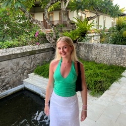 Holly profile picture