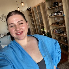 Holly profile picture