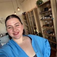 Holly profile picture
